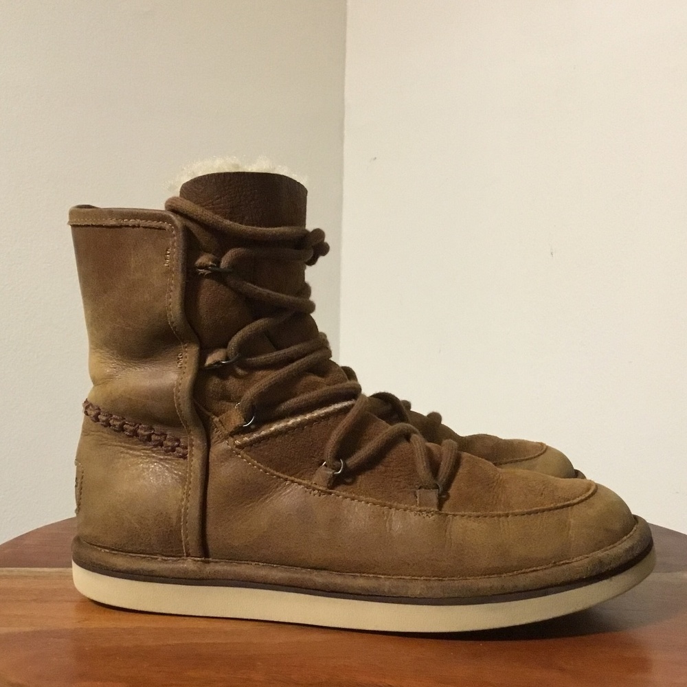 UGG Moccasin Brown Boot Size 7 R2 B